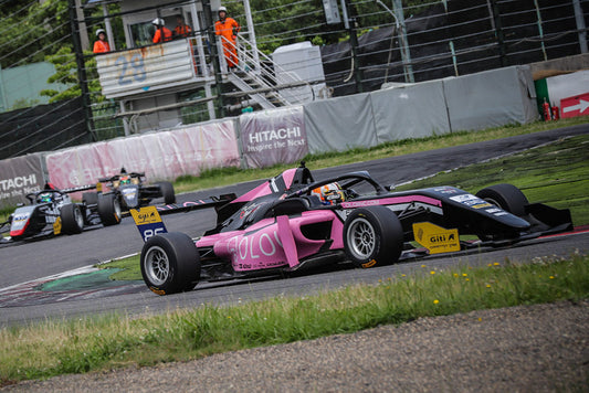 The pink Oloi F3 car on the track during a race